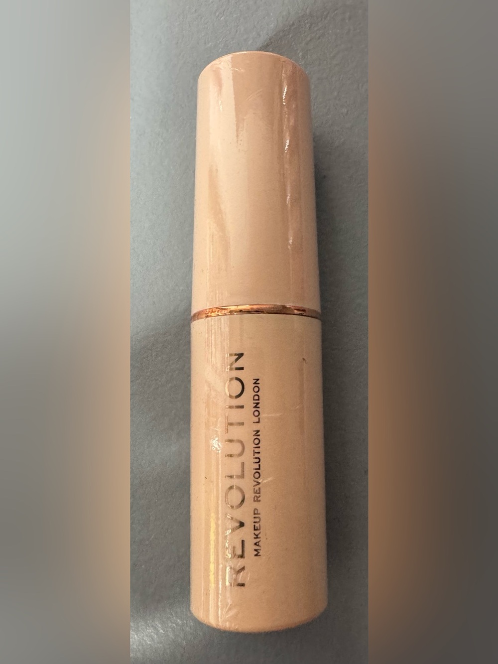 Makeup Revolution fast base Stick foundation F5 Light Beige